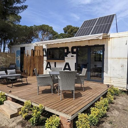 كاستيلديفيلس Cooltainer Retreat: Sustainable Coastal Forest Tiny House Near Barcelona المظهر الخارجي الصورة