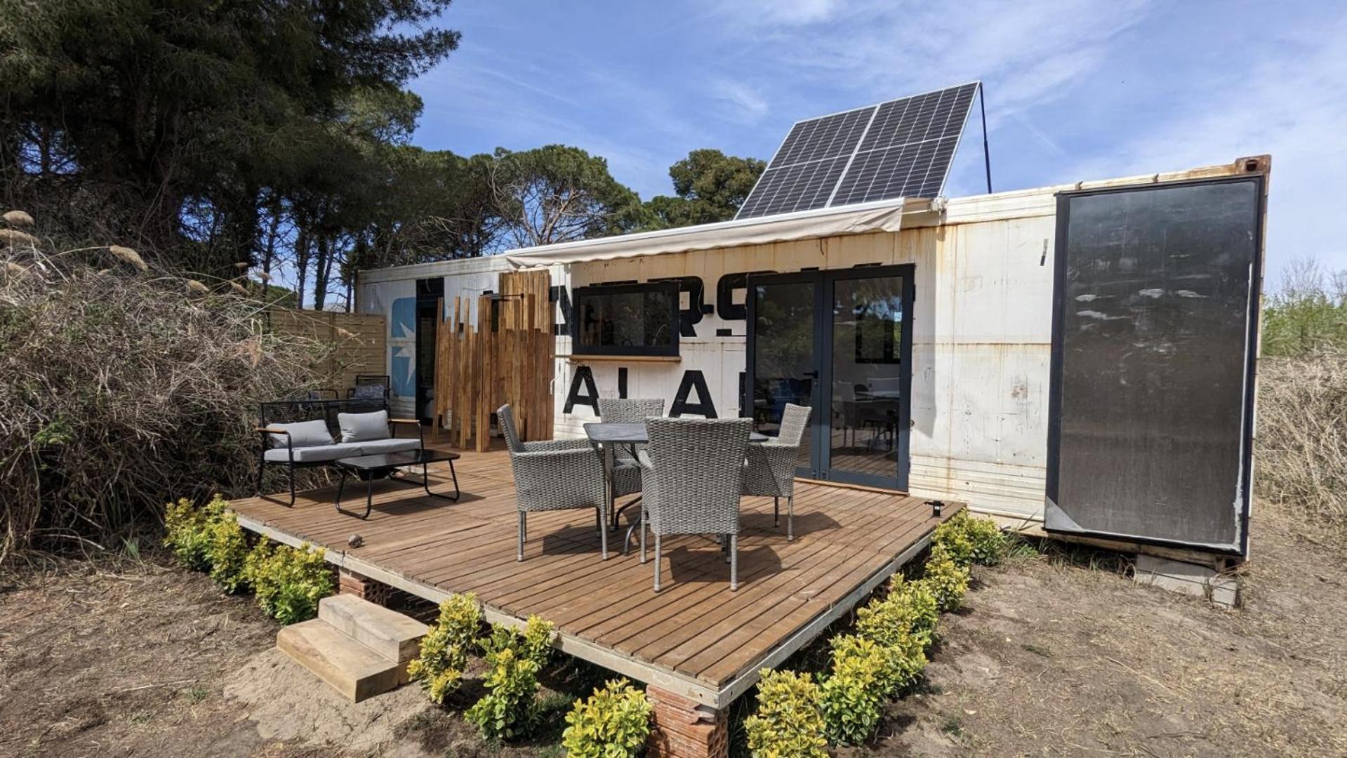 كاستيلديفيلس Cooltainer Retreat: Sustainable Coastal Forest Tiny House Near Barcelona المظهر الخارجي الصورة