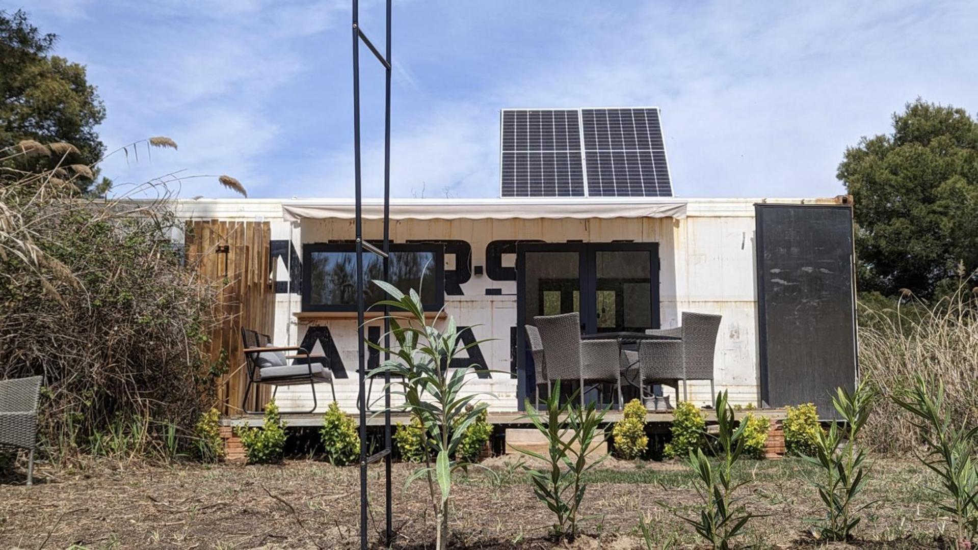 كاستيلديفيلس Cooltainer Retreat: Sustainable Coastal Forest Tiny House Near Barcelona المظهر الخارجي الصورة